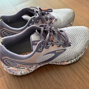 Brooks Women's Gray and Purple Athletic Shoes